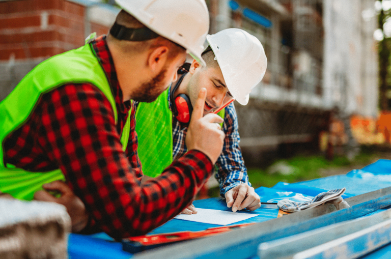 Des contremaîtres travaillant ensemble sur la gestion de projets de construction