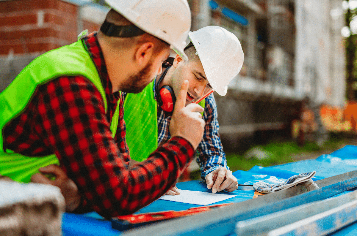 Des contremaîtres travaillant ensemble sur la gestion de projets de construction